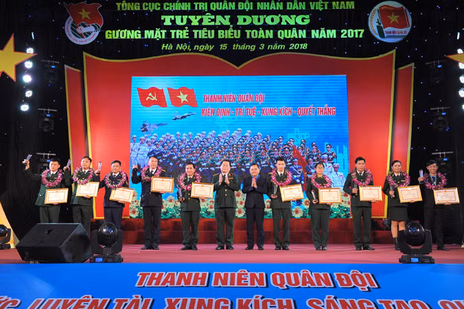  Vũ Văn Bình (thứ nhất từ bên phải sang) là gương mặt trẻ toàn quân năm 2017. Ảnh: Xuân Tùng.