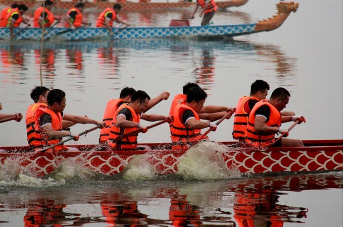 Bơi chải thuyền rồng trên Hồ Tây.