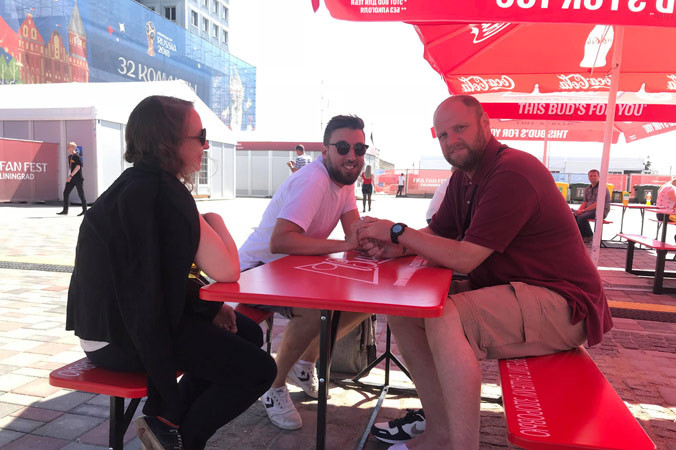 Lenny (bên phải), CĐV tuyển Anh, cùng các bạn tán gẫu tại khu Fanfest tại Kaliningrad. Ảnh: N.P.