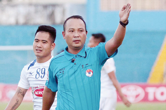 Trọng tài Văn Kiên có thể không được VPF mời làm nhiệm vụ ở các giải bóng đá chuyên nghiệp vô thời hạn sau tiếng còi “méo” ở trận Khánh Hoà-HAGL. Ảnh: VSI.