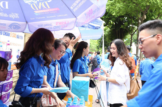 Các tình nguyện viên đang hỗ trợ người nhà thí sinh. Ảnh: Bảo Anh.