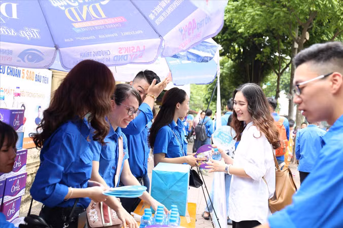 Các tình nguyện viên đang hỗ trợ người nhà thí sinh. Ảnh: Bảo Anh.