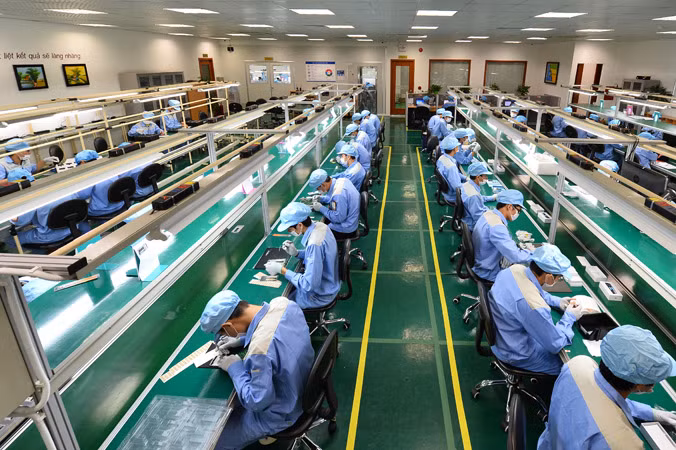 Dây chuyền lắp ráp linh kiện điện tử, sản xuất điện thoại Bphone ở Việt Nam. Ảnh: Như Ý.