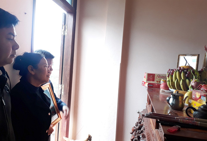 Bà Cú và hai người con trai lặng người trước bàn thờ ông Mưu Qúy Sường.