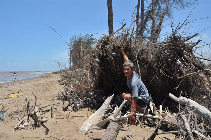 Sạt lở ở ven biển Trà Vinh. Ảnh: Hòa Hội.