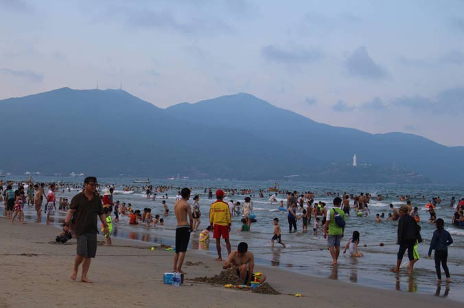 Tại bãi biển Mỹ Khê, quận Sơn Trà (TP Ðà Nẵng). Ảnh: Thanh Trần.