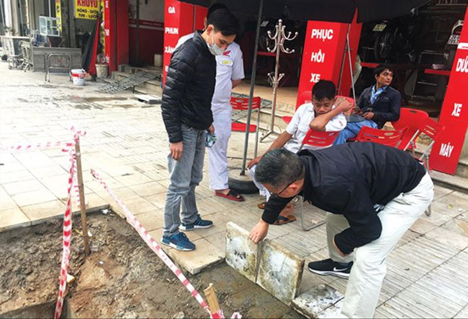 Báo Tiền Phong từng phản ánh việc lát đá vỉa hè trên địa bàn Hà Nội có nhiều vấn đề về chất lượng thi công. Ảnh: Trường Phong.