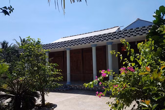 Ngôi nhà của em T. luôn đóng kín cửa. Ảnh: Nhật Huy.