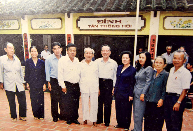 Ông Sáu Khải với bà con lối xóm.