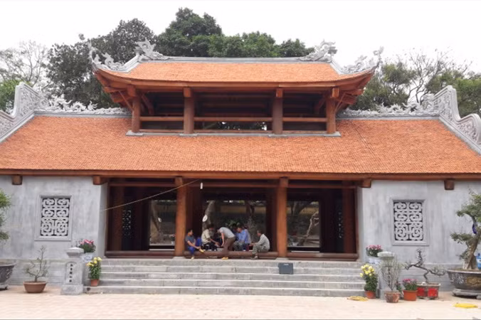 Tam quan chùa Bổ Đà đang xây dựng chưa đúng với hồ sơ được phê duyệt. Ảnh:Minh Khang.