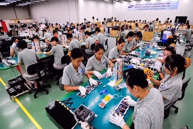 Công nhân nhà máy trang bị quần áo bảo hộ đầy đủ.