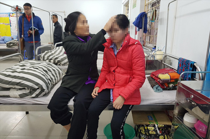 Bà Hiền đang chăm sóc con bị trầm cảm vì sử dụng điện thoại, lướt Facebook quá nhiều. Ảnh: Bình Minh.