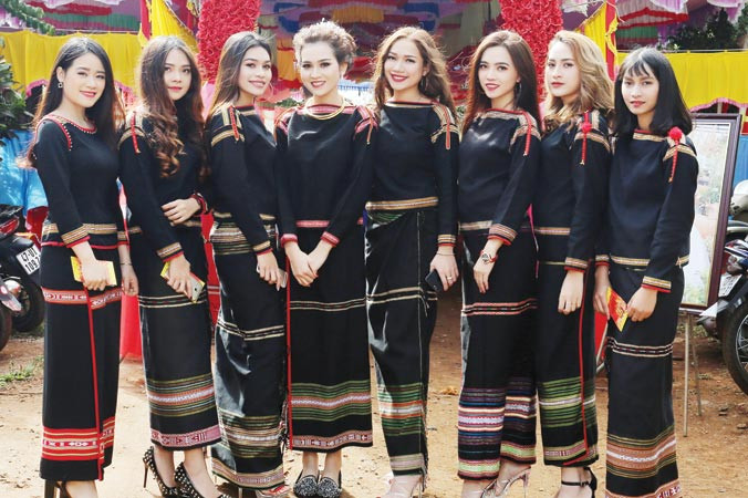 Nhóm bạn gái Ê Đê dự lễ cưới của H’Pi Niê (thứ tư từ trái sang).