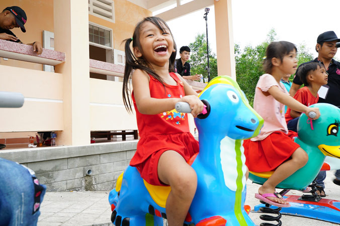 Các em nhỏ háo hức trước những trò chơi mới.