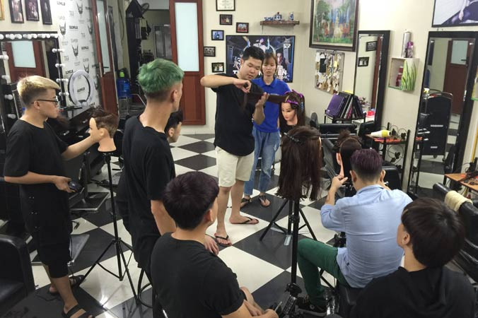 Vừa làm nghề, Thái Thành vừa đào tạo nghề cho người câm điếc. Ảnh: Thu Hiền.