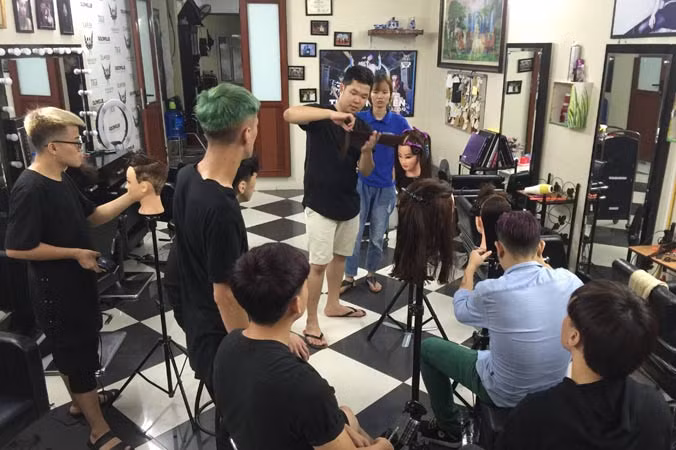 Vừa làm nghề, Thái Thành vừa đào tạo nghề cho người câm điếc. Ảnh: Thu Hiền.