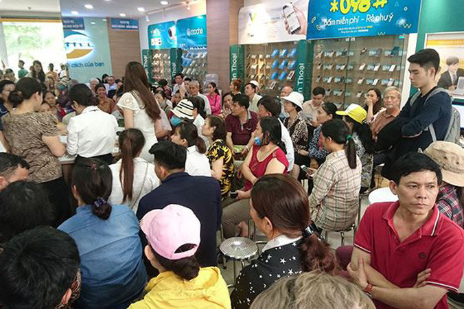 Một điểm giao dịch của Viettel bị thất thủ trong sáng qua. Ảnh: Trí Anh.