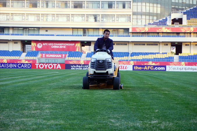 Anh Wang lái xe kiểm tra mặt cỏ sân Côn Sơn trước thềm giải đấu U23 châu Á. Ảnh: Hữu Phạm.