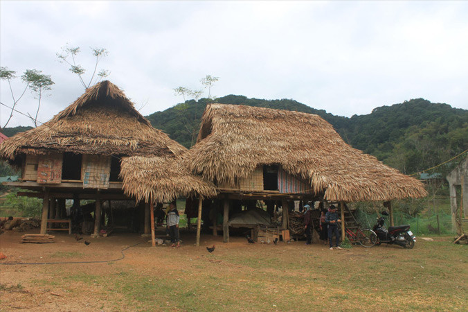 Hai hộ dân xã Lũng Cao, huyện Bá Thước dựng lều ở tạm ngay trong sân bóng của xã suốt 3 tháng nay, vì chưa có đất tái định cư. Ảnh: Hoàng Lam.