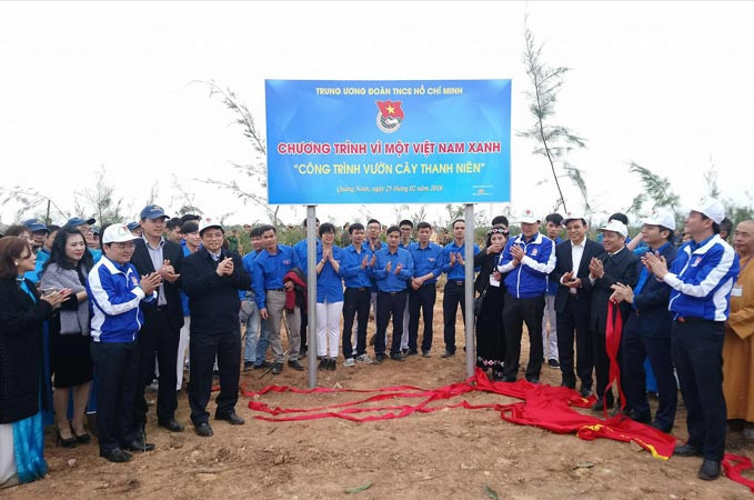 Trưởng ban Tổ chức Trung ương Phạm Minh Chính, Bí thư thứ nhất T.Ư Đoàn Lê Quốc Phong cùng các đại biểu và ĐVTN phát động Tết trồng cây “Đời đời nhớ ơn Bác Hồ” Xuân Mậu Tuất 2018 và triển khai chương trình “Vì một Việt Nam xanh”. Ảnh: H.P