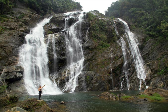 Dưới chân thác Trắng Minh Long. Ảnh: Andy.