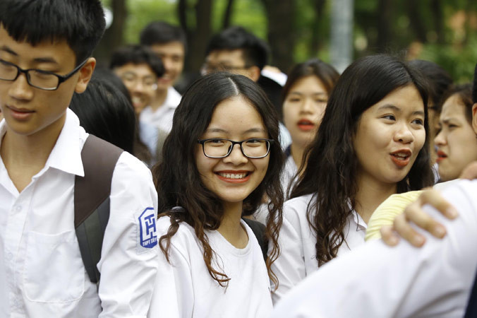 Thí sinh vui vẻ sau khi thi xong môn Ngữ văn vào sáng 25/6 tại trường THPT Chu Văn An, Hà Nội. Ảnh: Như Ý.