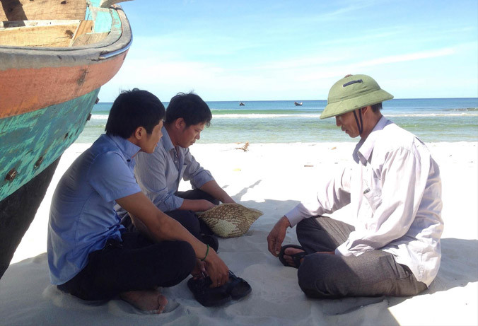 Công việc đánh bắt của ngư dân bãi ngang ngày càng thất bát.