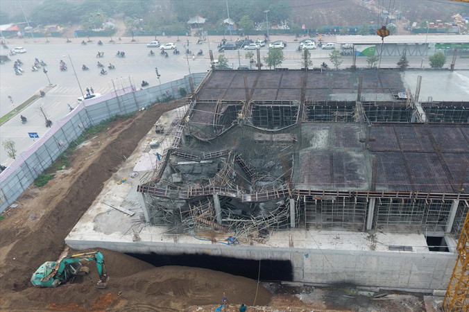 Hiện trường vụ sập giàn giáo khiến 3 công nhân tử vong. Ảnh: Nguyễn Hoàn.