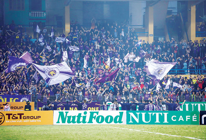 Đông đảo CĐV tới sân Hàng Đẫy cổ vũ cho CLB Hà Nội nhờ hiệu ứng U23 Việt Nam. Ảnh: VSI.