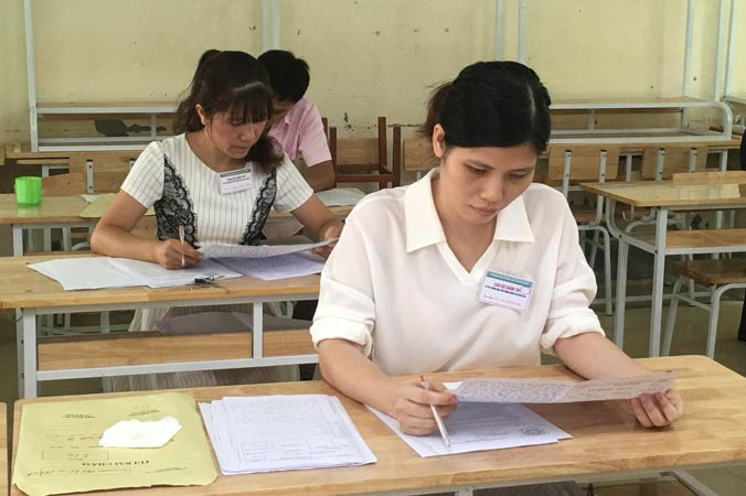 Giám khảo đang chấm thi bài thi môn Ngữ văn. Ảnh: Nghiêm Huê.