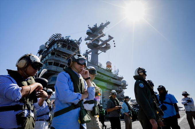 Các quan chức Mỹ và Philippines quan sát máy bay cất cánh từ tàu sân bay USS Carl Vinson. Ảnh: Đại sứ quán Mỹ tại Philippines.