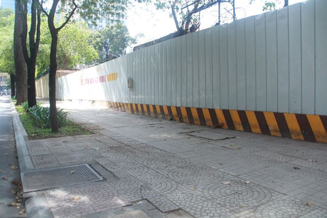 Bãi giữ xe trên đường Nguyễn Du ngưng hoạt động, trả lại lối vỉa hè cho người đi bộ.