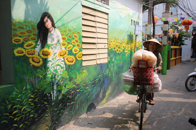 Xóm bích họa có khoảng 40 bức tranh được vẽ lên các mảng tường. Ảnh: T.T.