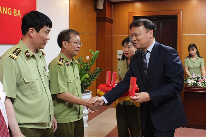 Ông Trịnh Văn Ngọc nhận Huân chương Lao động hạng Ba.