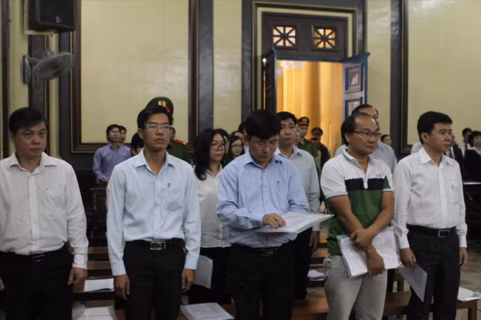 Các bị cáo tại phiên toà vụ Navibank. Ảnh: Tân Châu.