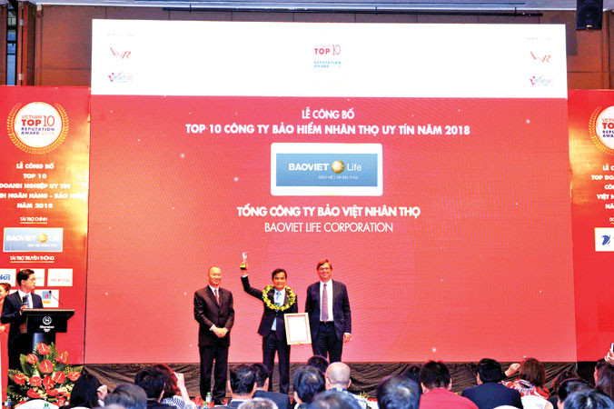 Ðại diện Lãnh đạo Bảo Việt Nhân thọ vinh dự nhận danh hiệu.