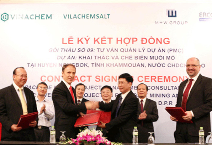 Lễ ký Hợp đồng gói thầu số 9: Tư vấn và quản lý dự án (PMC) thuộc Dự án Khai thác và chế biến muối mỏ Kali với sự chứng kiến của ông Nguyễn Anh Dũng, nguyên Chủ tịch HĐTV Vinachem; ông Nguyễn Gia Tường (Tổng Giám đốc Vinachem); ông Ngô Mạnh Hoài, Phó Tổn