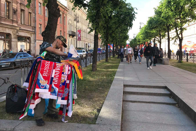 Một người bán hàng rong trên đường phố Moscow. Do quy định, người bán hàng rong trên phố thường không đủ điều kiện để được kinh doanh những sản phẩm có nhãn mác hoặc hình ảnh World cup 2018. Ảnh N.P.