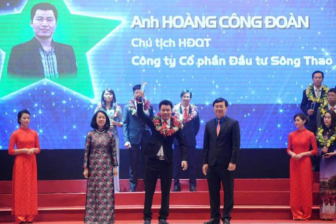 Doanh nhân Hoàng Công Đoàn tại lễ trao giải thưởng TOP 10 Doanh nhân trẻ xuất sắc khởi nghiệp năm 2016. Ảnh: Bình Minh.