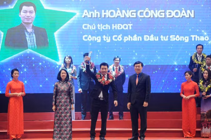 Doanh nhân Hoàng Công Đoàn tại lễ trao giải thưởng TOP 10 Doanh nhân trẻ xuất sắc khởi nghiệp năm 2016. Ảnh: Bình Minh.