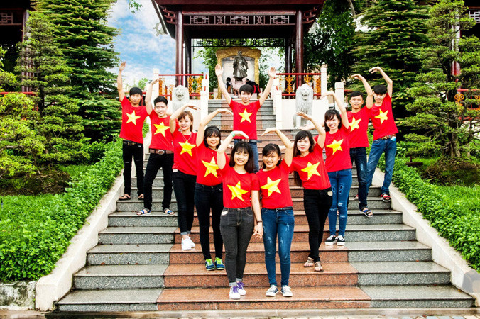 Giới trẻ vui chơi ngày 30/4 tại Đầm Sen.