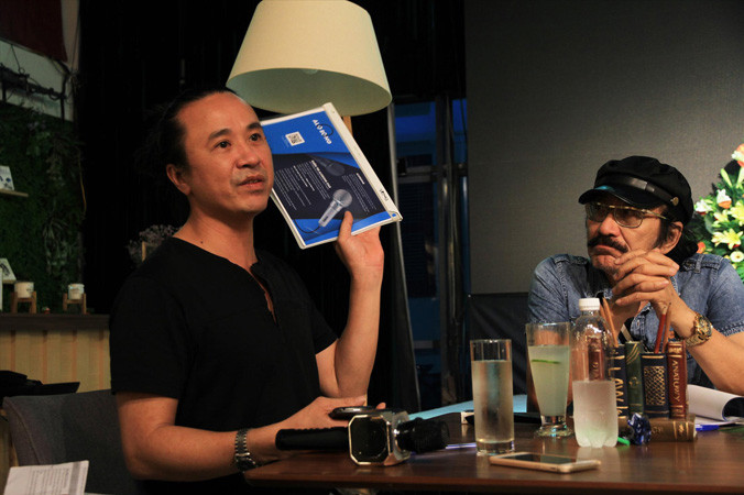 Lê Minh Sơn và Nguyễn Cường cho rằng ứng dụng giải trí điện thoại mới ra đời sẽ khai thông nhu cầu ca hát rất lớn của người Việt. Ảnh: N.M.Hà.