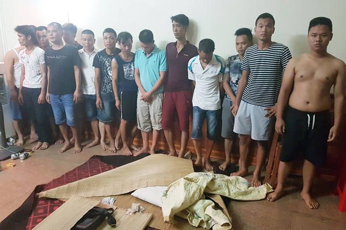 Một ổ nhóm đánh bạc bị đại úy Phạm Văn Dân cùng đồng đội tổ chức bắt quả tang. (Ảnh: Tư Liệu).