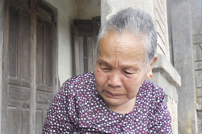 Má Niệm bên di ảnh con trai. Ảnh: Hoài Văn.