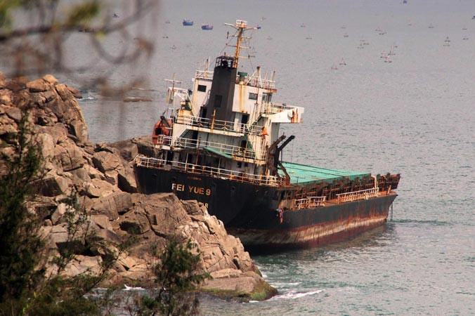 Tàu Fei Yue 9 (quốc tịch Mông Cổ) bị sóng đánh vào ghềnh đá lâu nên gãy đôi, vỡ nát. Ảnh: VS