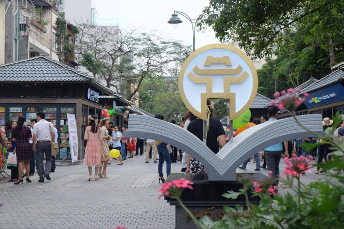 Phố sách Hà Nội những ngày đầu hoạt động.