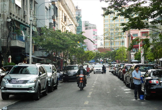 Ô tô dừng đỗ ngổn ngang trên đường Hải Triều (quận 1) vì phí dừng đỗ ô tô hiện nay quá thấp, chỉ 5.000 đồng/lượt.