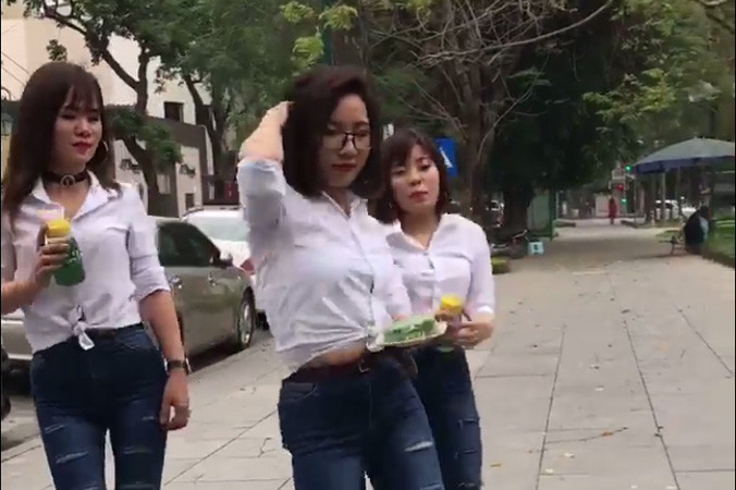 Hình ảnh các cô vừa bán xôi, vừa “quẩy”.