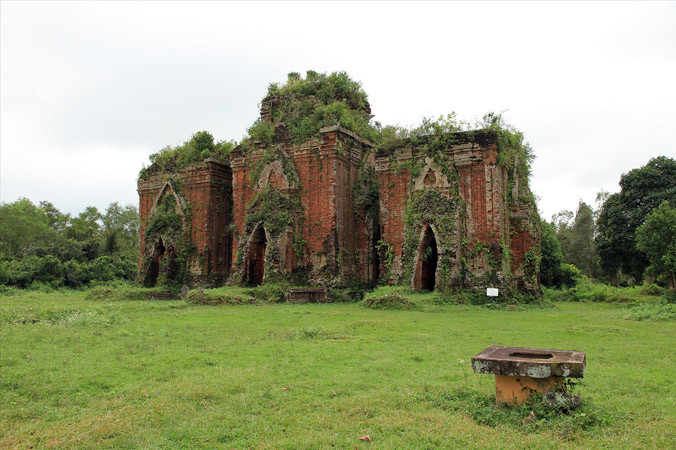 Cụm tháp Chiên Đàn nằm bên quốc lộ nối Tam Kỳ với Đà Nẵng. Ảnh: Nguyễn Mạnh Hà.