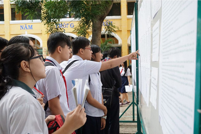 Học sinh xem kết quả điểm thi lớp 10 . Ảnh: Hồng Vĩnh.